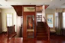 Фото интерьера лестничного холла квартиры в восточном стиле Фото интерьера лестницы квартиры в восточном стиле