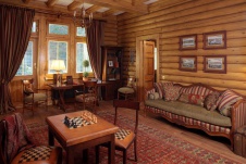 Фото интерьера зоны отдыха деревянного дома в английском стиле