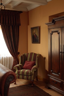 Фото интерьера гостевой деревянного дома в английском стиле