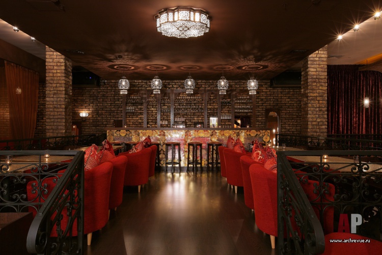 Фото интерьера зала ресторана в восточном стиле