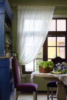 Фото интерьера кухни деревянного дома в стиле кантри