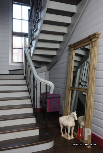 Фото лестницы деревянного дома в стиле кантри