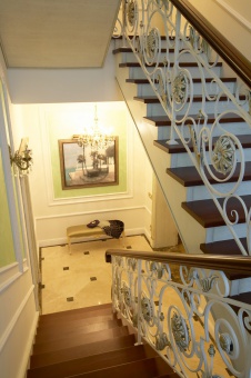 Фото интерьера лестницы дома в неоклассике