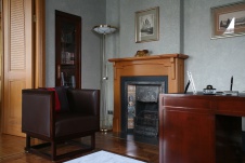 Фото интерьера кабинета многоуровневой квартиры-пентхауса в стиле модерн