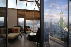 Фото интерьера веранды многоуровневой квартиры-пентхауса в стиле модерн