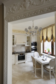 Фото интерьера кухни квартиры в современном классическом стилеФото интерьера кухни квартиры в современном классическом стиле