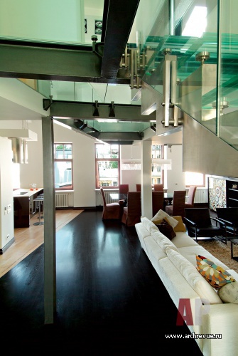 Фото интерьера гостиной двухуровневой квартиры в современном стиле