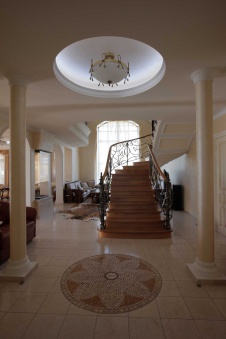 Фото интерьера холла трехэтажного дома в стиле современной классики