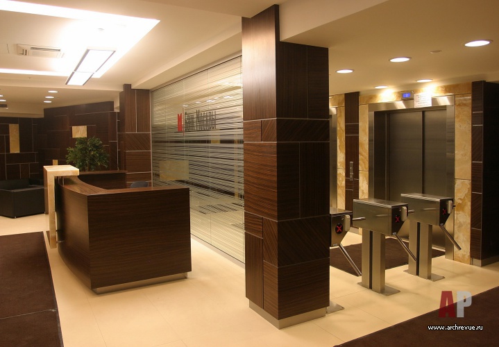 Фото интерьера лифтового холла офиса в современном стиле