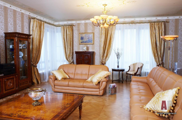 Фото интерьера гостиной квартиры в классическом стил