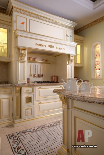 Фото интерьера кухни особняка в классическом стиле