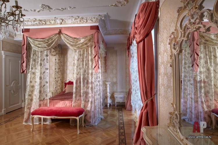 Фото интерьера спальни особняка в классическом стиле