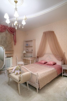 Фото интерьера детской спальни особняка в классическом стиле