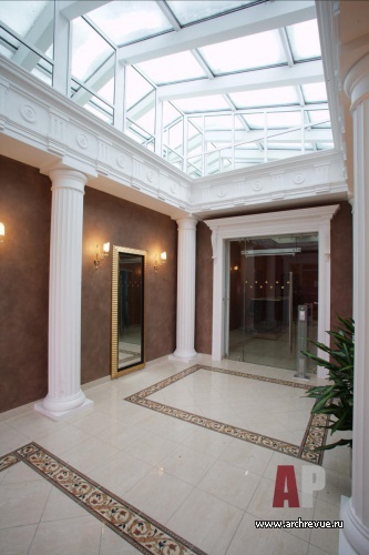 Фото интерьера холла представительского офиса в классическом стиле