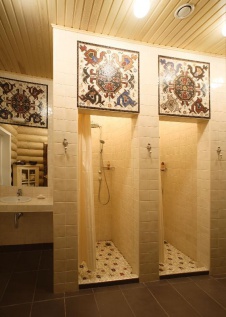 Фото интерьера душевых банного дома в гостевом комплексе