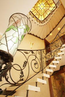 Фото интерьера лестницы загородного дома в стиле модерн