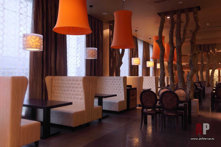 Фото интерьера зоны отдыха ресторана в стиле фьюжн