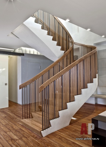 Фото интерьера входной зоны многоуровневой квартиры в стиле минимализм Фото интерьера лестницы многоуровневой квартиры в стиле минимализм