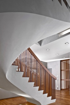 Фото интерьера лестничного холла многоуровневой квартиры в современном стиле