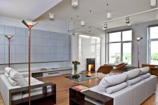 Фото интерьера каминной многоуровневой квартиры в современном стиле