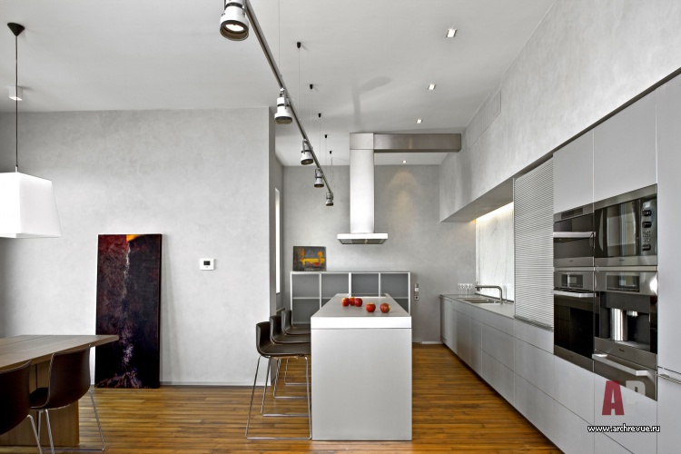 Фото интерьера столовой многоуровневой квартиры в стиле минимализм