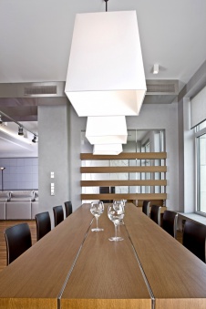 Фото интерьера столовой многоуровневой квартиры в современном стиле