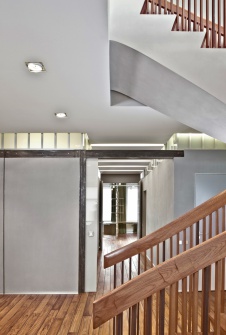 Фото интерьера лестницы многоуровневой квартиры в современном стиле