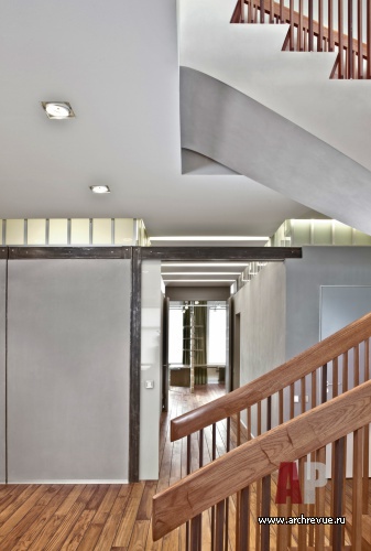 Фото интерьера лестницы многоуровневой квартиры в стиле минимализм