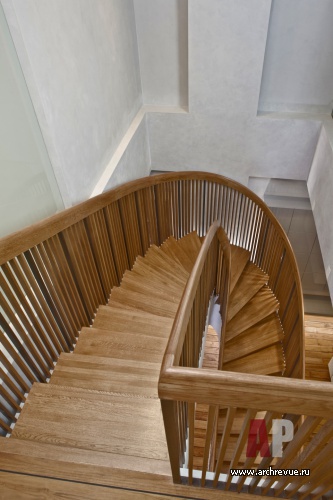 Фото интерьера лестницы многоуровневой квартиры в стиле минимализм