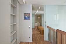 Фото интерьера санузла многоуровневой квартиры в современном стиле