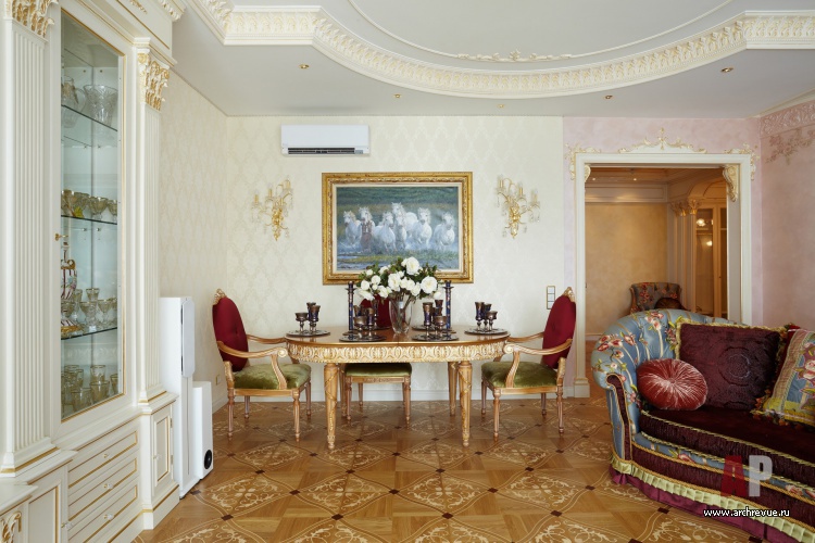 Фото интерьера столовой квартиры в дворцовой классике
