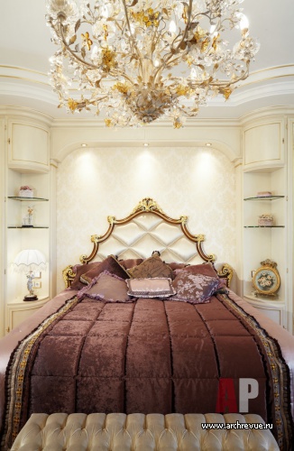 Фото интерьера спальни квартиры в дворцовой классике
