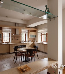 Фото интерьера кухни главного дома загородного поместья 