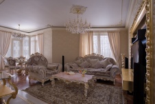 Фото интерьера гостиной квартиры в классическом стиле