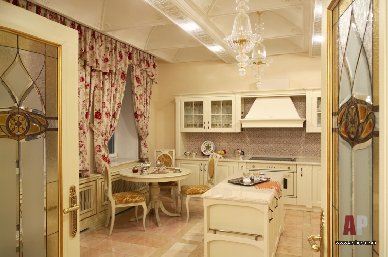 Фото интерьера кухни дома в стиле неоклассика