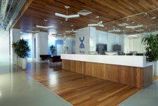 Фото интерьера входной зоны офиса в современном стиле Фото интерьера зоны ресепшен офиса в современном стиле