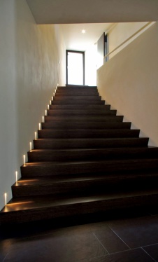 Фото интерьера лестницы загородного дома в стиле минимализм