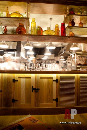 Фото интерьера открытой кухни ресторана в стиле фьюжн