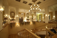 Фото интерьера лестницы ресторана в классическом стиле