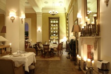 Фото интерьера зоны отдыха ресторана в классическом стиле