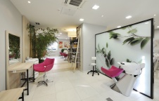 Фото интерьера парикмахерского зала салона красоты в современном стиле