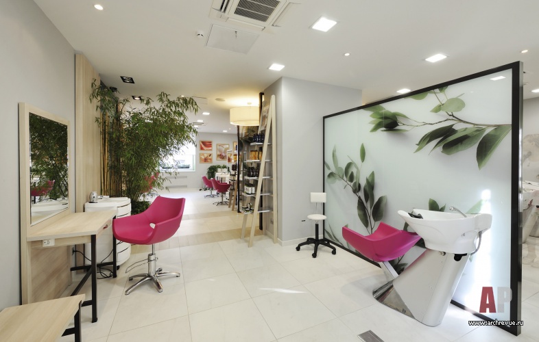 Фото интерьера парикмахерского зала салона красоты в современном стиле