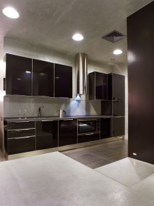 Фото интерьера кухни небольшой квартиры в стиле хай-тек