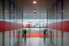Фото интерьера входной зоны офиса в современном стиле