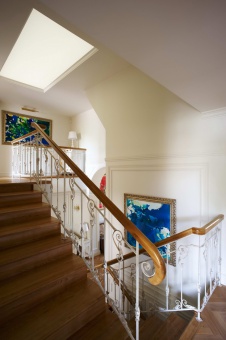 Фото интерьера лестницы небольшого дома в стиле неоклассика