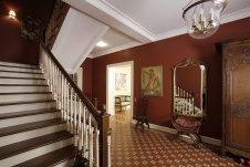 Фото интерьера входной зоны дома в английском стиле Фото интерьера лестничного холла дома в английском стиле