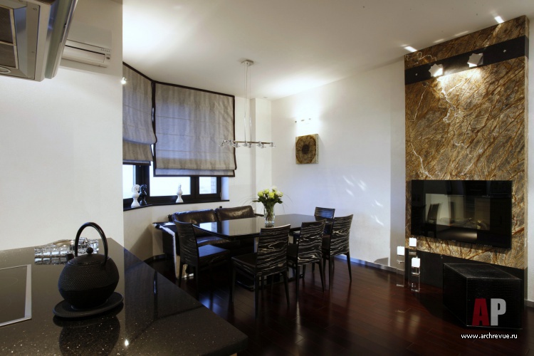 Фото интерьера столовой четырехкомнатной квартиры в стиле минимализм