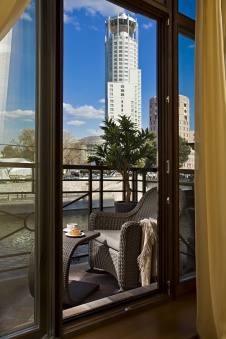 Фото интерьера балкона двухуровневой квартиры в стиле неоклассика