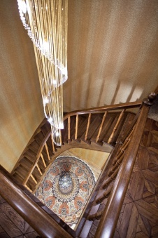 Фото интерьера лестницы двухуровневой квартиры в стиле неоклассика