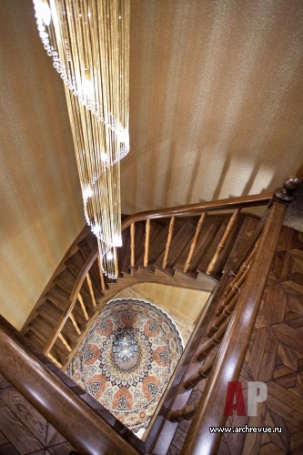 Фото интерьера лестницы двухуровневой квартиры в стиле неоклассика